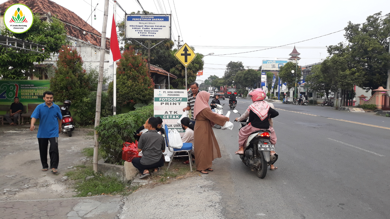 PT Aneka Rembang (Perseroda) Tebar Berkah Ramadhan dengan Bagi-Bagi Takjil Gratis 1