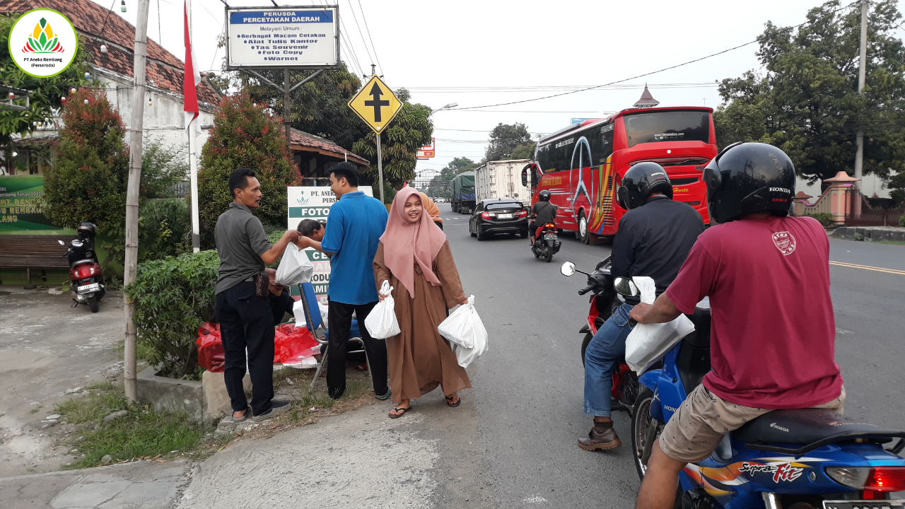 PT Aneka Rembang (Perseroda) Tebar Berkah Ramadhan dengan Bagi-Bagi Takjil Gratis 2