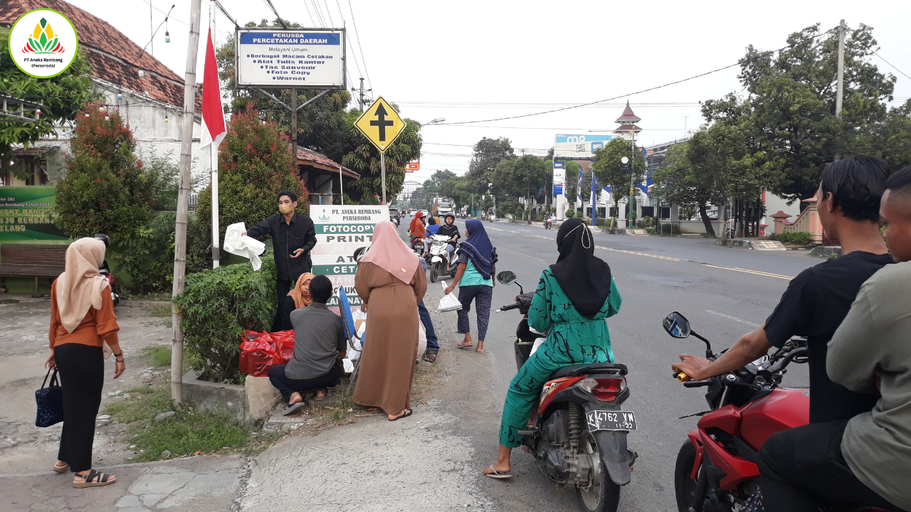 PT Aneka Rembang (Perseroda) Tebar Berkah Ramadhan dengan Bagi-Bagi Takjil Gratis 3