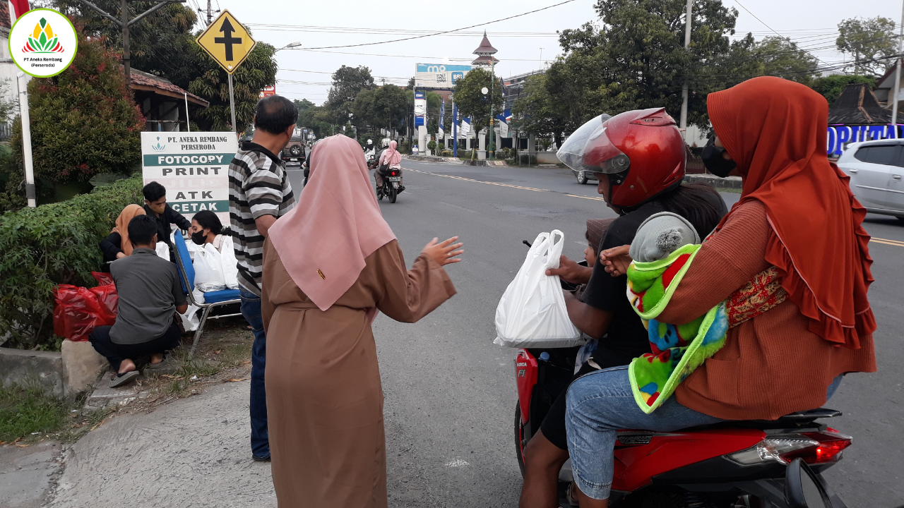 PT Aneka Rembang (Perseroda) Tebar Berkah Ramadhan dengan Bagi-Bagi Takjil Gratis 4