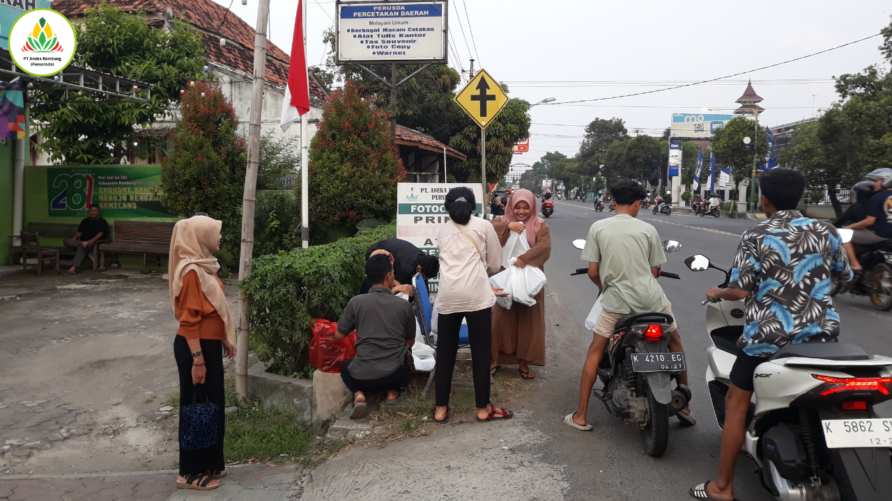 PT Aneka Rembang (Perseroda) Tebar Berkah Ramadhan dengan Bagi-Bagi Takjil Gratis 5