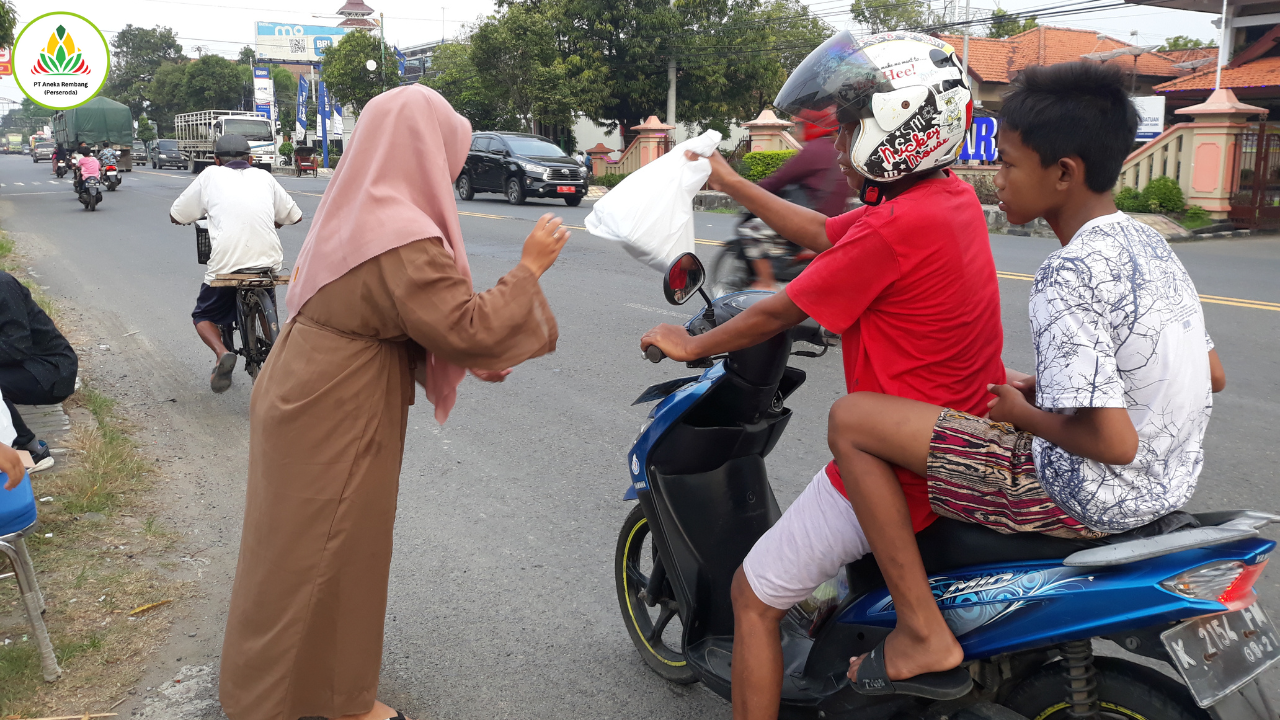 PT Aneka Rembang (Perseroda) Tebar Berkah Ramadhan dengan Bagi-Bagi Takjil Gratis 6