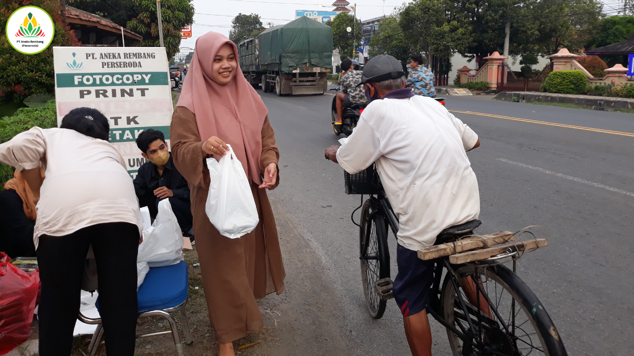 PT Aneka Rembang (Perseroda) Tebar Berkah Ramadhan dengan Bagi-Bagi Takjil Gratis 7